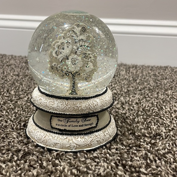 Musical Christmas snow globe - Picture 2 of 3